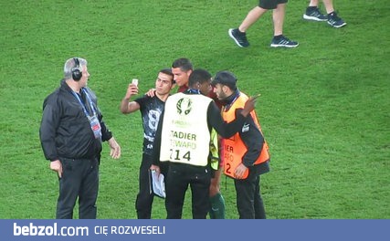 Fan robi sobie zdjęcie z Cristiano Ronaldo po meczu
