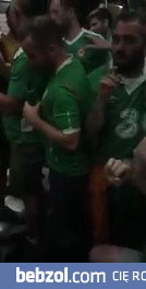 Irlandzcy kibice śpiewają dziecku kołysankę