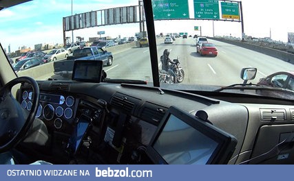 Kierowca pomaga motocykliście w zjechaniu na pobocze