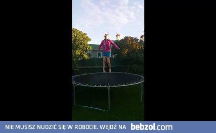 Blondynka na trampolinie