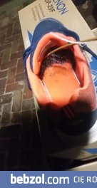 Ojciec ostrożnie zajrzał do buta syna.