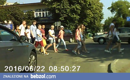 Próba wjazdu w grupę dzieci przechodzących przez przejście
