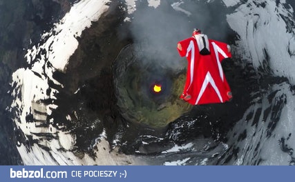 Roberta Mancino przelatuje nad aktywnym wulkanem