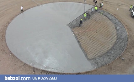 Wylewanie okrągłego fundamentu pod silos na zboże