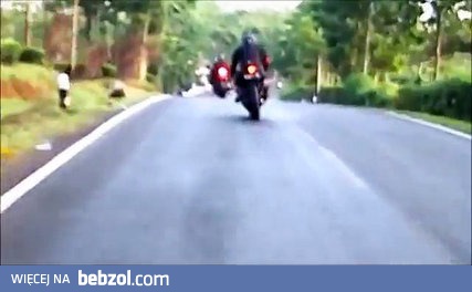 Motocyklista unika czołówki, jego motocykl wpada na samochód