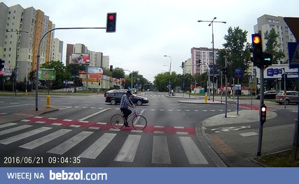 BMW prawie na zielonej strzałce prawie rozjeżdża rowerzystów