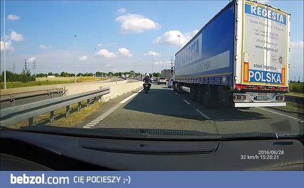 Motocyklista altruistycznie uczy szeryfów przepisów ruchu 