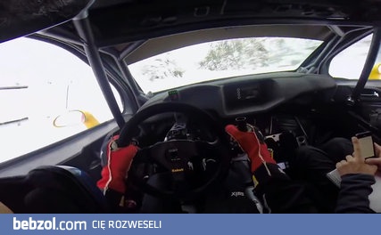 Koleś na prawym gra w węża