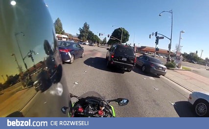 A swój motor i czyjś samochód rozwalam o tak!