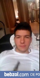 Gimbus pali papierosa 