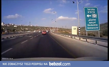 Palestynka próbująca dźgnąć dwóch żołnierzy na przystanku