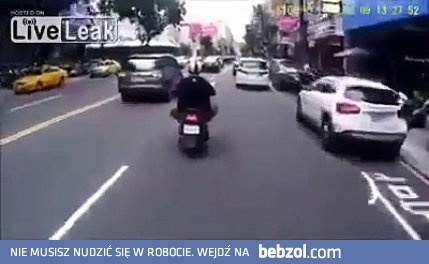 Pan pozwoli, pomogę z tym skuterem...