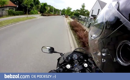 Karetka pogotowia taranuje osobówkę na rondzie