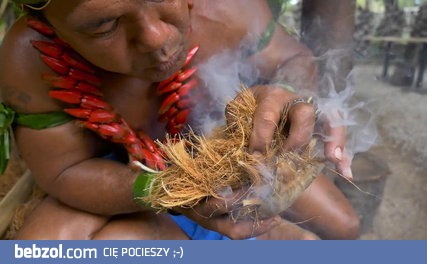 Kokosowy człowiek i rozpalanie ogniska 