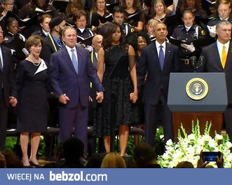 George Bush się świetnie bawi na pogrzebie policjantów z Dallas