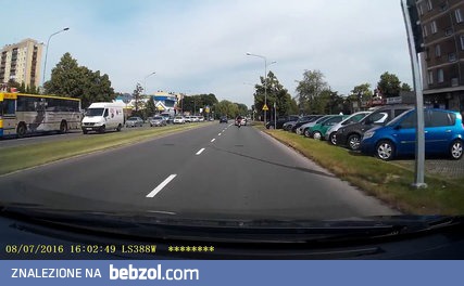 Chciał zaparkować w bagażniku ale się rozmyślił