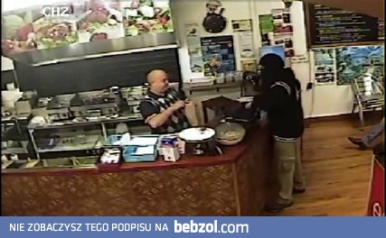 Sprzedawca ignoruje uzbrojonego włamywacza
