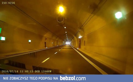 Co tam zakazy - dwóch rowerzystów w tunelu pod Martwą Wisłą