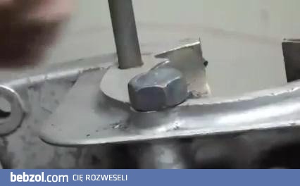 Wykręcanie zerwanych śrub