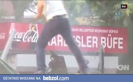 Turecki policjant ratuje żołnierza przed linczem