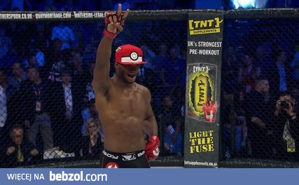 Page nokautuje zawodnika i celebruje w stylu Pokemon