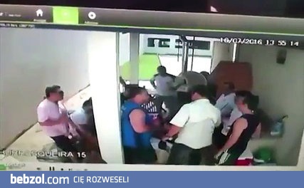 Grillujesz sobie ze znajomymi, a tu nagle...