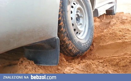 Jak wyciągnąć samochód zakopany w piasku na pustyni