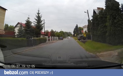 Matka ratuje dziecko przed potrąceniem