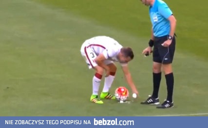 Sędziowski sprej i piłkarze próbujący kombinować