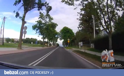 Burak w BMW prawie potrąca dziewczynę na pasach