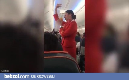 Gibraltarscy kibice rozśmieszają stewardessę 
