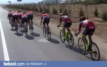 Jak kolarze radzą sobie z bocznym wiatrem