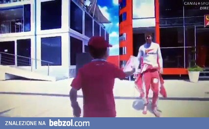  Sebastian Vettel otrzymuje od małego fana rysunek