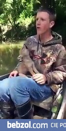 Człowiek znajduje osieroconego młodego kojota