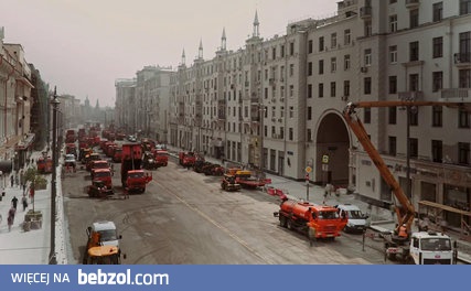 Układanie nowej nawierzchni asfaltowej na ulicy w Moskwie