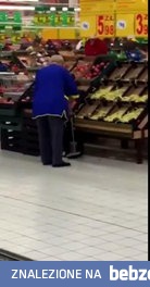 Dyskretna Pani czyni oszczędności w markecie 