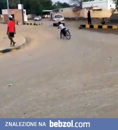 Mały arabopodobny dzieciak driftuje