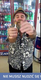 Pijany facet pokazuje ostrość