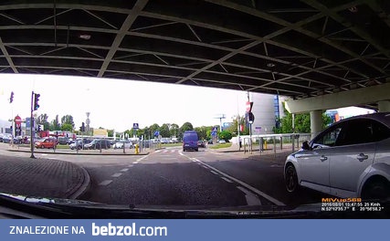 Blondynka i zielona strzałka 