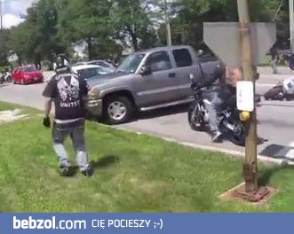 Kierowca Pickupa próbuje rozjechać grupę motocyklistów