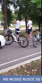 Agresywny kierowca na ścieżce rowerowej