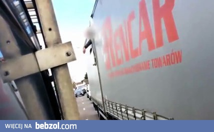 Nielegalny imigrant wykluwa się z polskiej ciężarówki