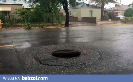 Roztańczona pokrywa od studzienki