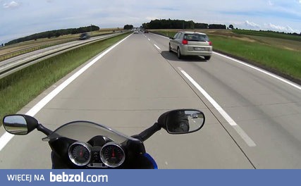 Ynteligentny manewr kierowcy Mercedesa 