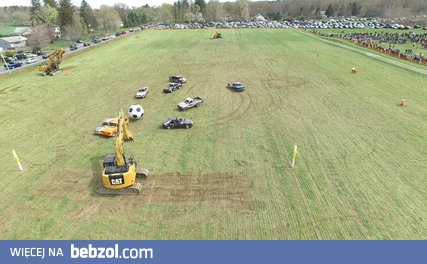 Mecz piłki nożnej rozgrywany samochodami i koparkami