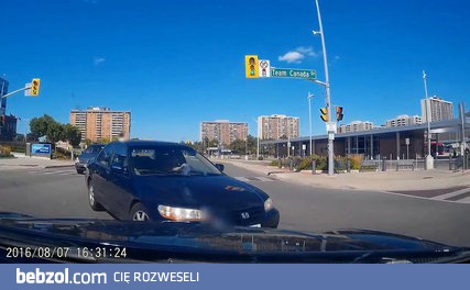 Blondynka powoduje wypadek