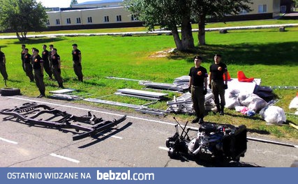 Rozłożyli i złożyli UAZa w kilka minut