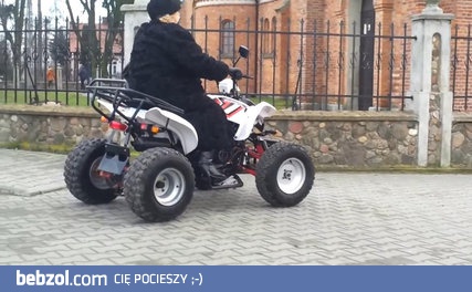 Nowoczesna Babcia wraca z kościoła Quadem