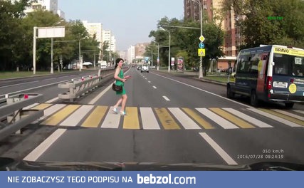 Kobieta prawie potrącona przez motor