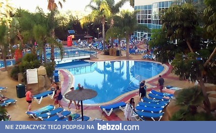 Szybkie rozstawianie leżaków na hotelowym basenie